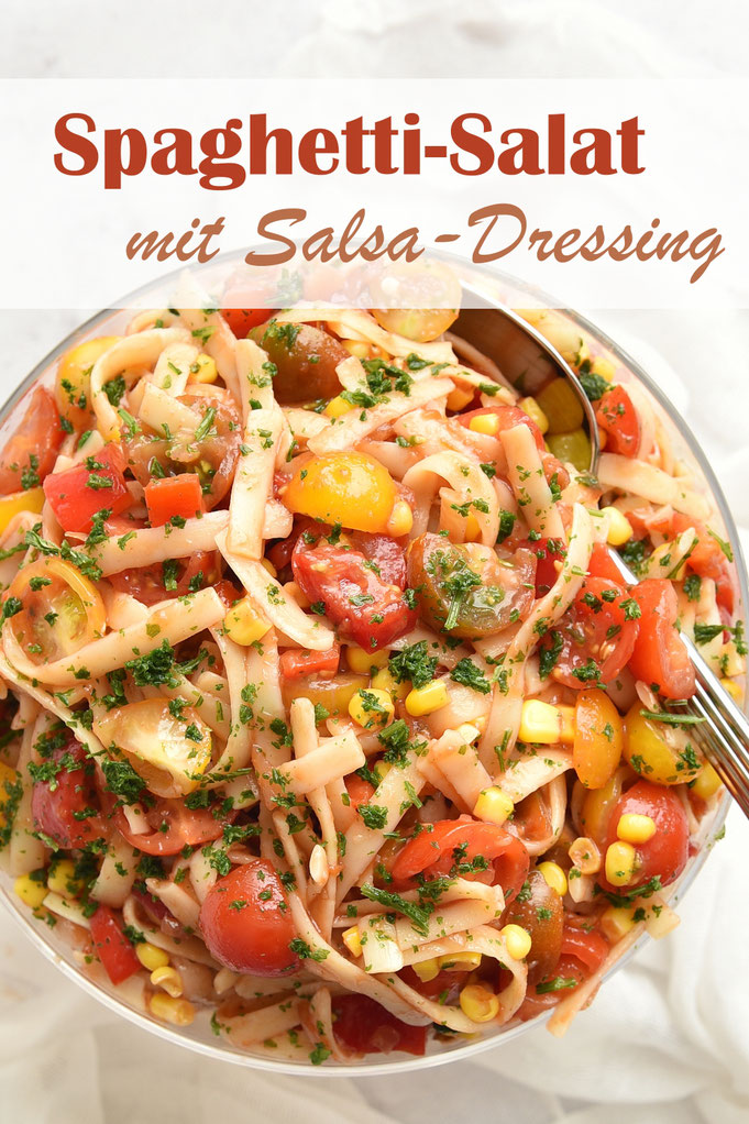 Spaghetti Salat Salsa - Mittagessen bei heißem Sommerwetter, schnell und einfach gemacht mit langen Nudeln, Tomatne, Mais und Paprika und einem Dressing aus Salsa-Dip entweder selbst gemacht oder aus der Chipsabteilung, schnell und einfach