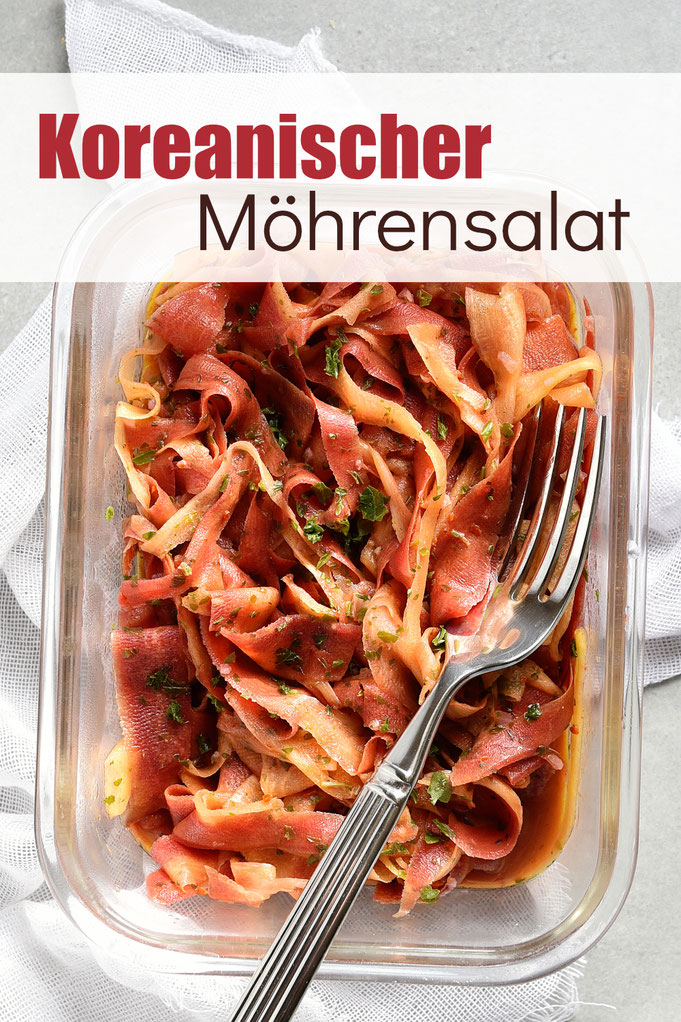 Koreanischer Möhrensalat Rezept, Möhren mit dem Sparschäler in Streifen hobeln, dann ein Dressing aus Essig, Öl, Knoblauch und Chili zugeben und ziehen lassen, perfekt für Meal Prep
