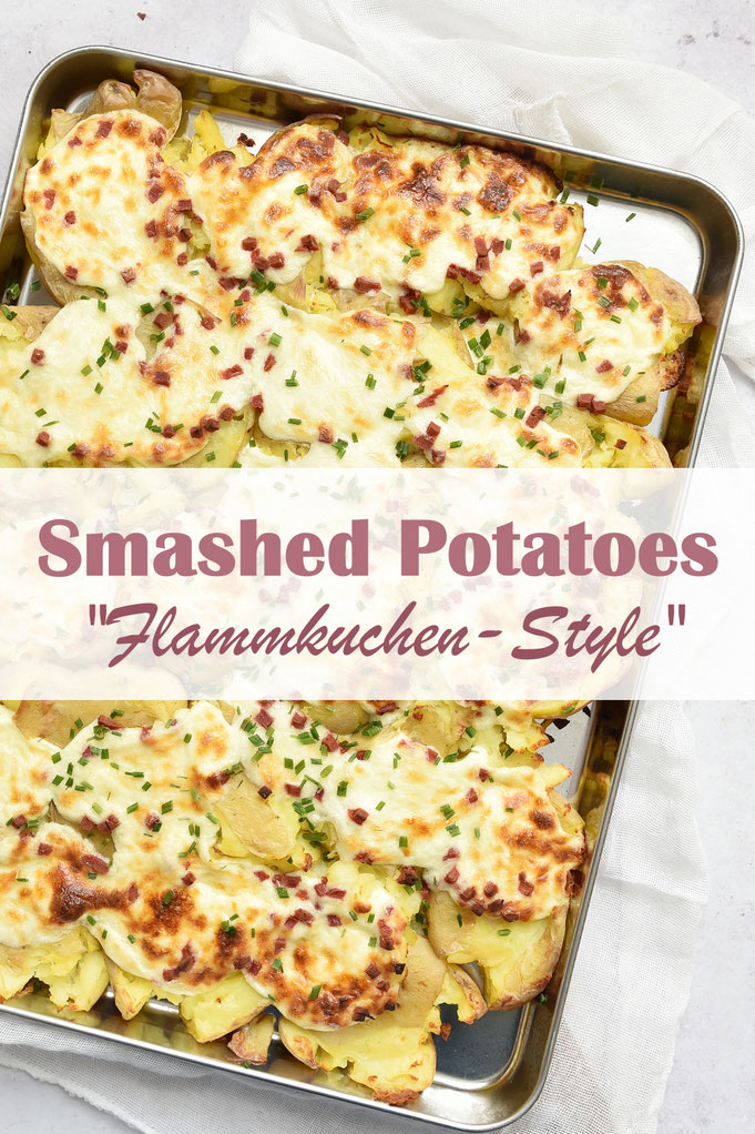 Flammkuchen Smashed Potatoes, Quetsch Kartoffeln auf dem Blech mit Schmand-Käse-Topping und Schinkenwürfeln, vegetarisch und vegan machbar, einfach und lecker, Sommerrezept, Mittagessen, einfache Rezepte