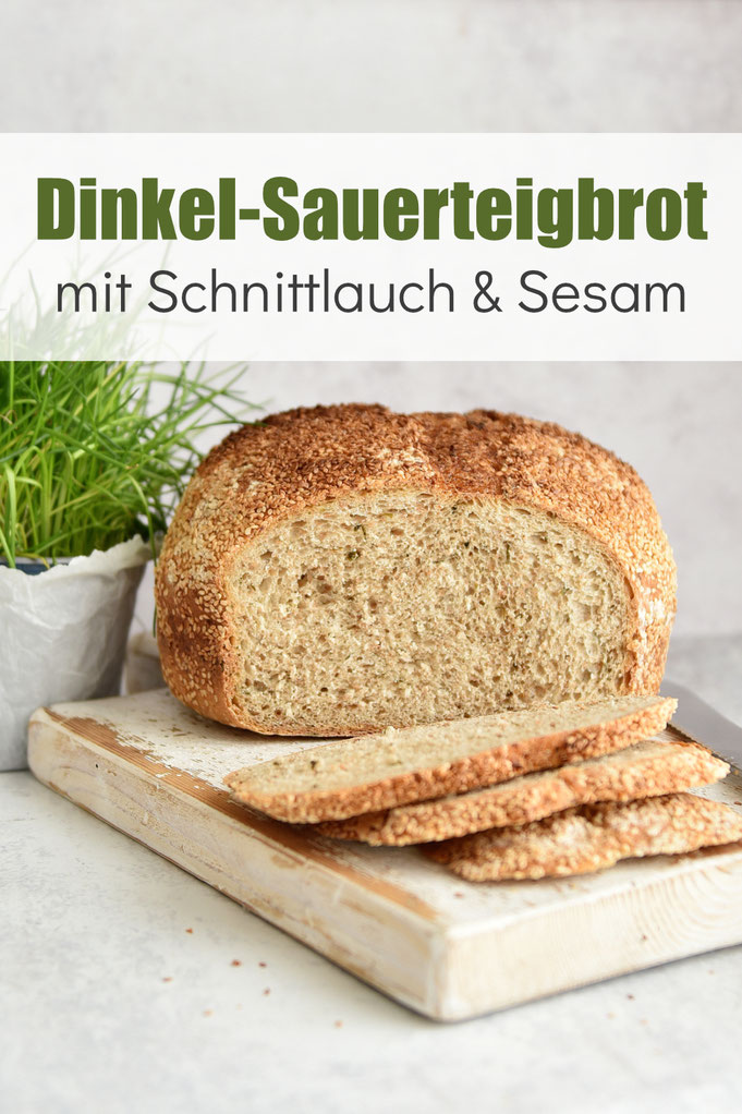 (werbung) Fluffiges Dinkel-Sauerteigbrot mit Schnittlauch im Teig und Sesamkruste - Direktzugabe des Sauerteig Starters Roggen, damit bekommt das Brot ein fantastisches Aroma, Rezept z.B. für den Thermomix
