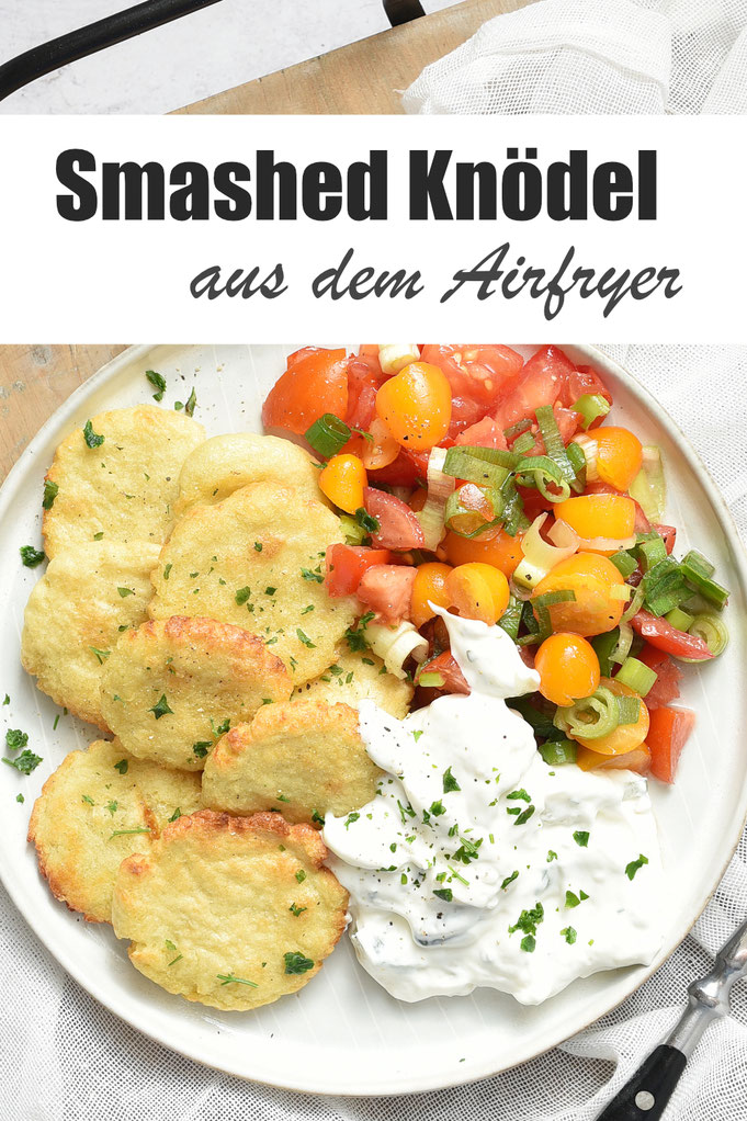 Smashed Knödel aus dem Airfryer, schnell und einfach gemacht, leckeres Mittagessen oder Feierabendrezept, mit Tzatziki und Tomatensalat