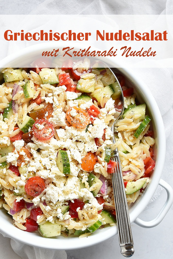 Griechischer Nudelsalat mit Kritharaki Nudeln, mit Gurken, Tomaten, Zwiebeln, Paprika und einem Dressing aus Olivenöl, Weißweinessig, Kräuter, Senf und Salz und Pfeffer, einfach und lecker