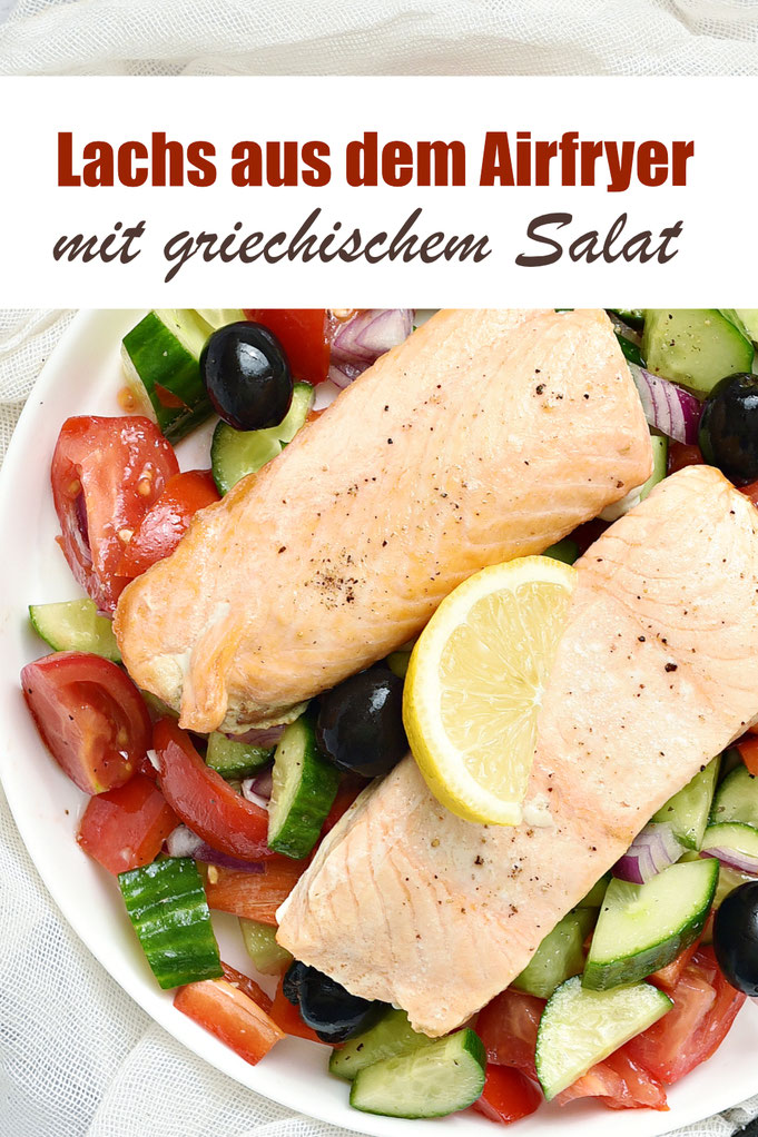 Lachs aus dem Airfryer - TK einfach in die Schublade gegeben, dazu griechischer Salat, einfach und unkompliziert, Protein und Omega 3 Quelle, low carb Rezept, mediterrane Küche, mediterrane Diät