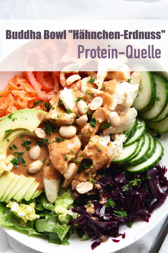 ausgewogene Proteinquelle mit wenig Kohlenhydraten ist diese Buddha Bowl mit Gemüse und Hähnchen oder wahlweise Tofu, mit Gurken, Paprika, Möhren, Avocado, Krautsalat und Erdnussdressing, Airfryer und Thermomix, einfach und lecker, vegan machbar