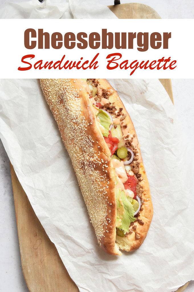 Cheeseburger Sandwich Baguette - so gebacken, dass man es nicht aufschneiden muss, sondern einfach aufklappen kann, mit Hack oder Hackersatz, überbackenem Käse, Tomaten, Salat, Gewürzgurken, Zwiebeln und Burger Soße, Thermomix, Familienküche, Rezept