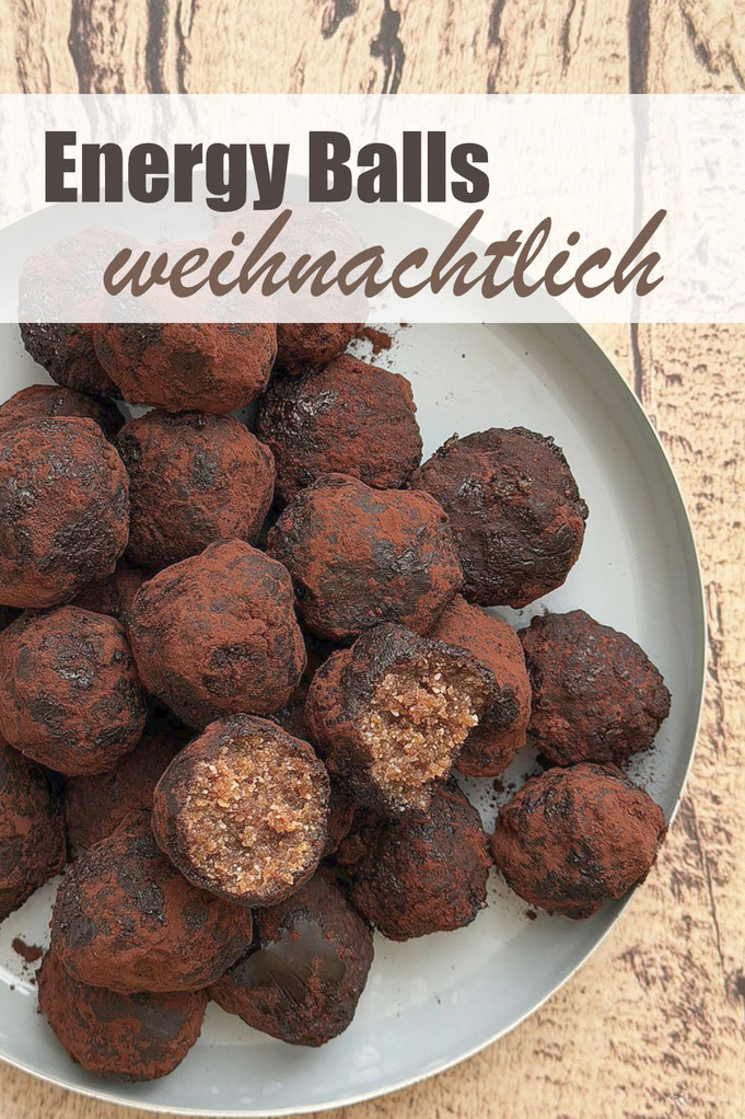 Weihnachtliche Energy Balls, Energie Bällchen gesund naschen in der Vorweihnachtszeit, gemixt im Thermomix, vegan mit Nüssen und Datteln und weihnachtlichen Gewürzen