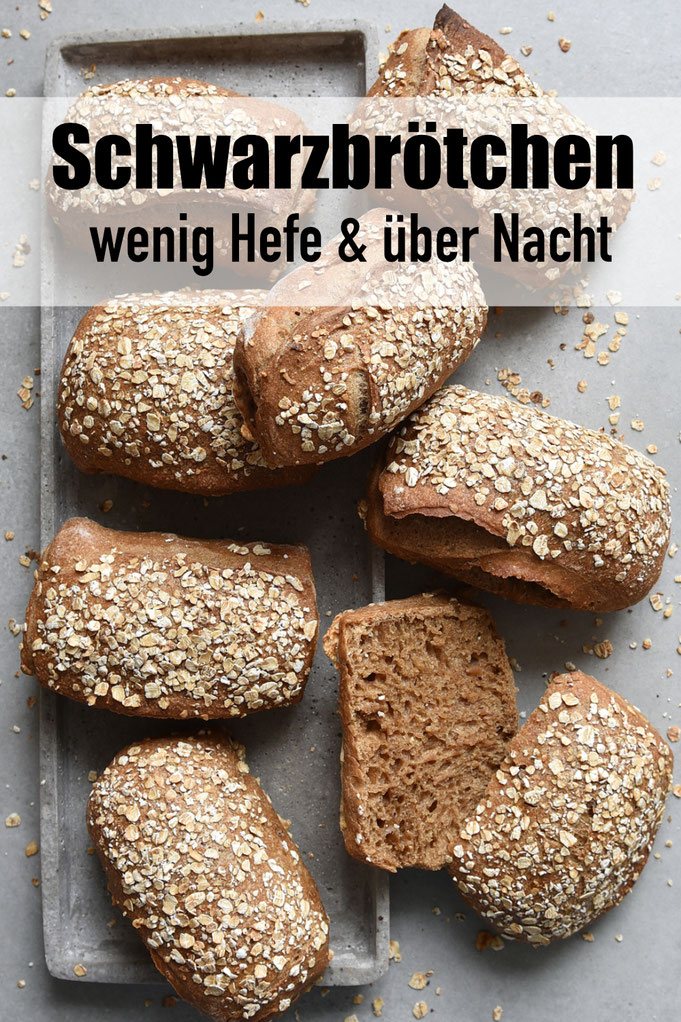 Schwarzbrötchen über Nacht - ganz einfaches Rezept, abends den Teig mixen, in einer eckigen Teigwanne gehen lassen und am nächsten morgen den Teig jeweils von der Längsseite übereinander klappen, Teiglinge abstechen und backen, Brötchen Rezept
