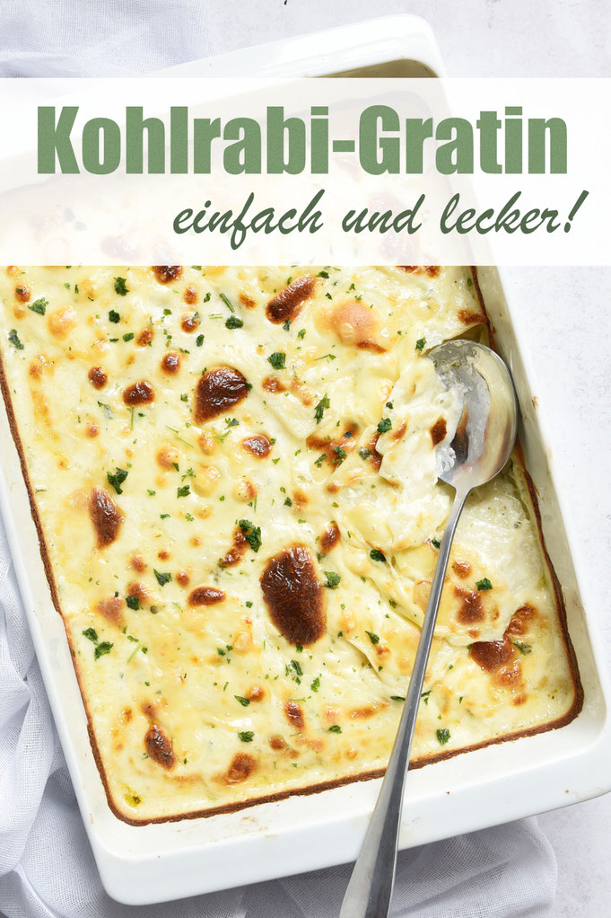 Kohlrabi Gratin ganz einfach zu machen: Kohlrabi in dünne Scheiben hobeln und anschließend die Soße oben drüber geben, minimal vermischen, in den Ofen, nach der Hälfte der Zeit den Käse drauf legen und zu Ende backen, Familienküche, Thermomix