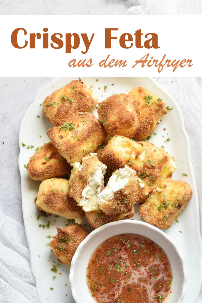 Crispy Feta aus dem Airfryer, schnell und unkompliziert, mit Mehl, Ei und Paniermehl paniert, dann einfach im Airfryer gebacken, dazu passt z.B. Honig mit Rosmarin oder Chili gewürzt, Airfryer Rezepte
