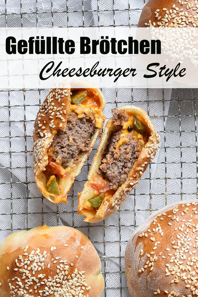 Gefüllte Brötchen Cheeseburger Style, Burger Patty, Burger Soße, Gewürzgurken, Käse und Tomaten werden in Teig gehüllt und gebacken, regulär und vegetarisch möglich, Teig z.B. aus dem Thermomix