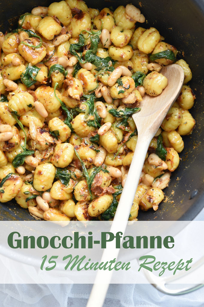 Gnocchi Pfanne, 15 Minuten Rezept, einfach und lecker, Tomaten und Zwiebeln anbraten, anschließend Gnocchi dazu, Gnocchi werden direkt in der Pfanne gegart, dann Bohnen, Spinat und Sahne dazu und köcheln lassen, bis es schön schlonzig ist, Familienküche