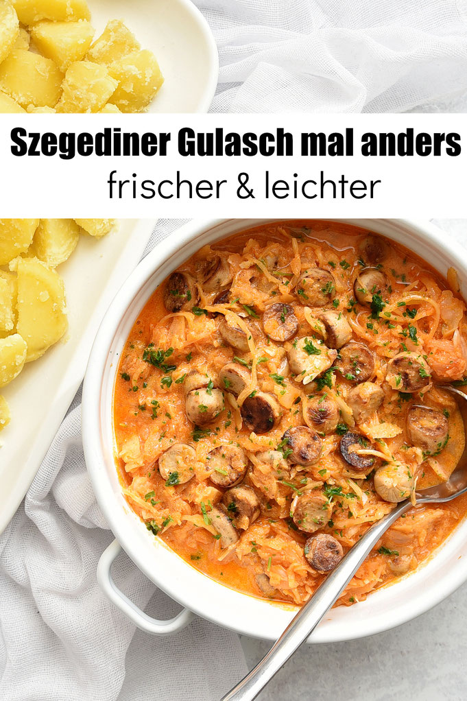 Szegediner Gulasch mal anders mit Weißkraut statt Sauerkraut und mit Bratwürstchen statt Schweinegulasch - dadurch ist es insgesamt frisch und leichter als das Original und kann zudem auch vegetarisch oder vegan gemacht werden, z.B. Thermomix Rezept
