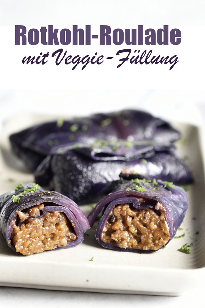 Rotkohl Rouladen mit vegetarischer oder veganer Füllung - die Füllung ist ein Risotto welches einen Umami-Geschmack mit sich bringt durch Tomatenmark, Champignons, Sojasoße und Senf, Rotkohlbätter damit füllen, anschließend im Topf schmoren, Thermomix