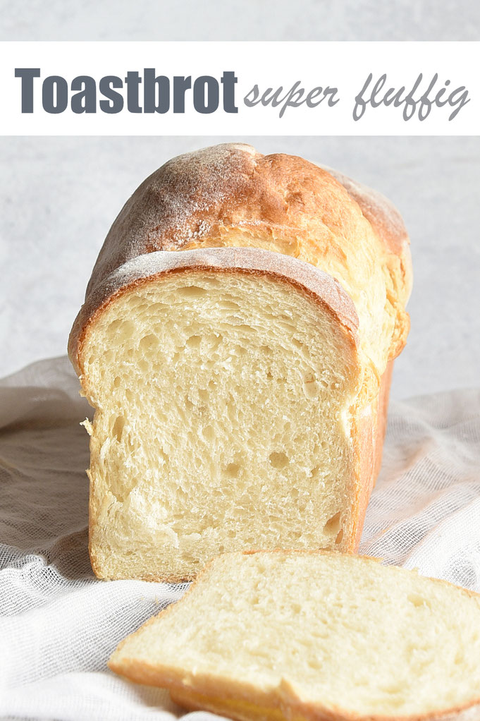 super fluffiges Toastbrot, das so weich und wattig ist, dass es sich zusammendrücken lässt, mit der Tangzhong Methode gemacht, bei der Mehl und Flüssigkeit zuerst kurz erhitzt werden, Thermomix, Brot backen, Brot Rezepte, einfach und lecker, vegan möglich