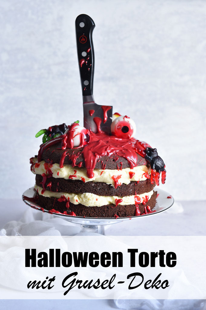 Halloween Torte - Schoko-Biskuitboden und Sahneschicht, getoppt mit weißer Schokolade die rot eingefärbt ist für Blutspritzer, Weingummie-Augen und Spinnen als Deko, Halloween Torte, Halloween Buffet, Thermomix