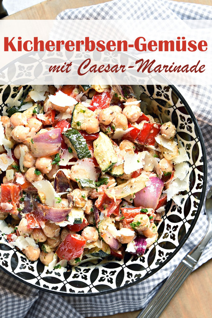 Kichererbsen Gemüse mit Paprika, Zucchini, Zwiebel, im Airfryer oder der Pfanne gebraten, mit Marinade, die ähnlich einem Caesar-Dressing ist, vermischen, mit Parmesan oder Pasta Flakes bestreuen und warm oder kalt servieren, Abendessen, Lunch