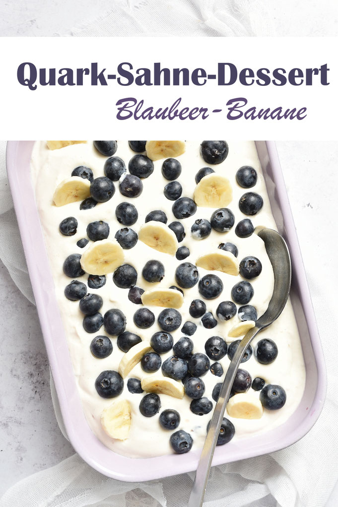 Quark Sahne Dessert "Blaubeer Banane" - Quark-Sahne-Creme mit pürierten Bananen, ganze Heidelbeeren untergehoben, mit Heidelbeeren und Bananenscheiben dekoriert, Thermomix