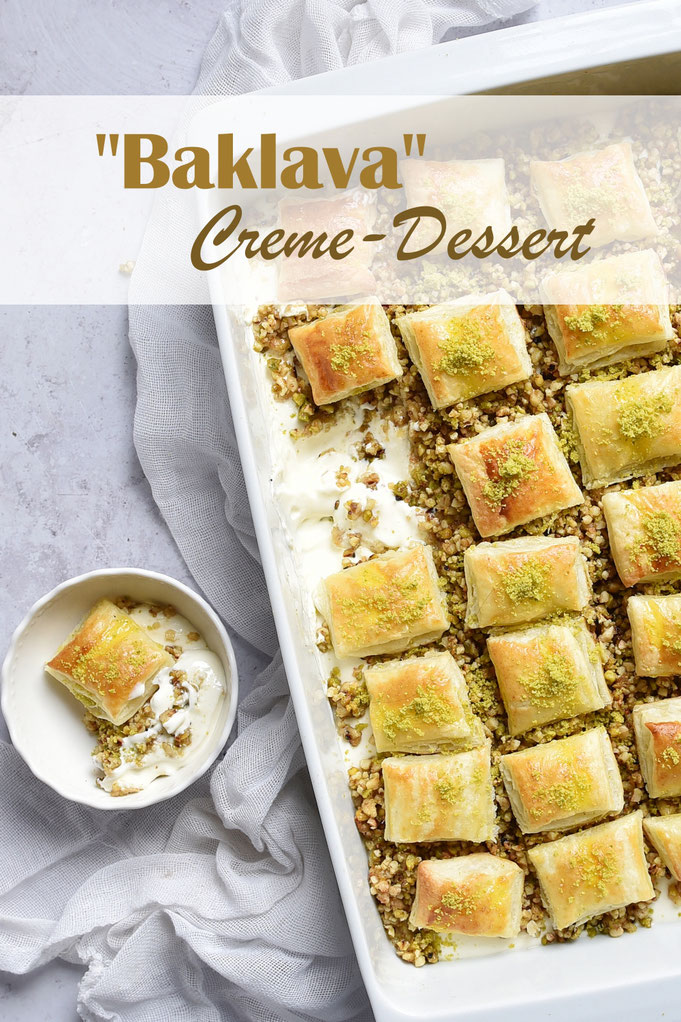 Baklava mal anders - als Creme-Dessert, unten eine Schicht aus griechischem Joghurt und Mascarpone, darauf die typische Baklava-Nussmischung, getoppt mit kleinen Blätterteigkissen und weiterem Honig oder Sirup, Thermomix Rezept, einfach und lecker