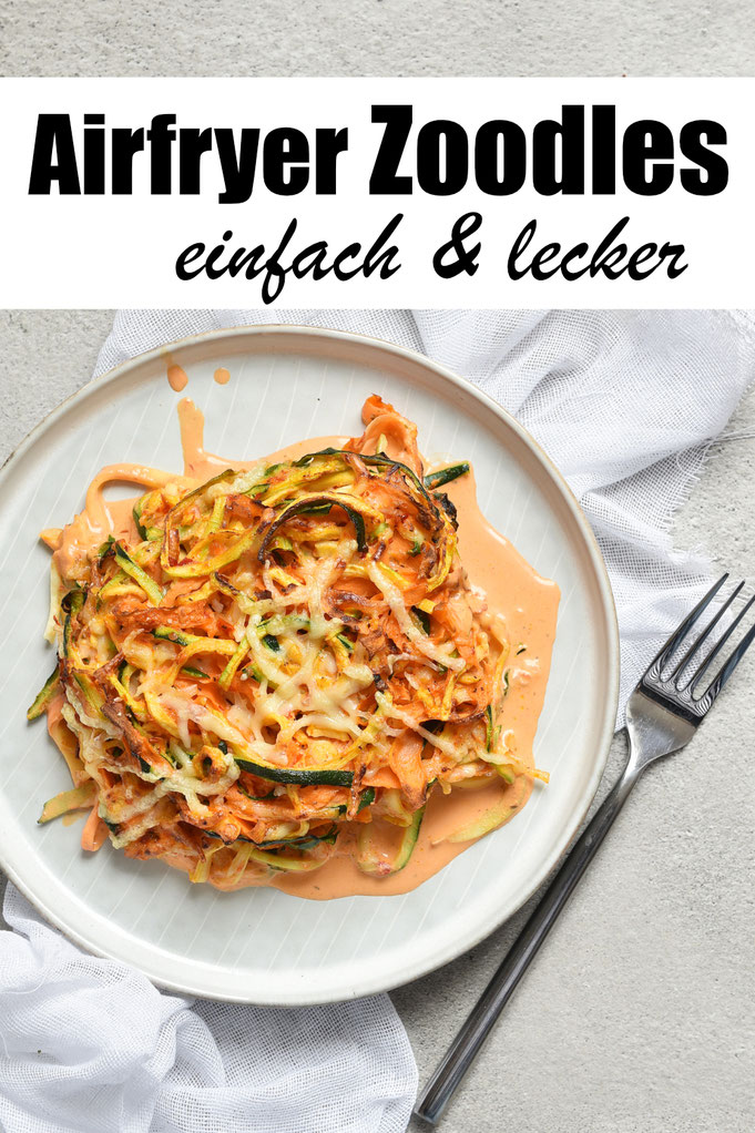 Airfryer Zoodles, einfach und lecker, Zoodles garen in einer Soße aus Frischkäse, Schmand und Ajvar in der Heißluftfritteuse, schnell gemachtes Abendessen