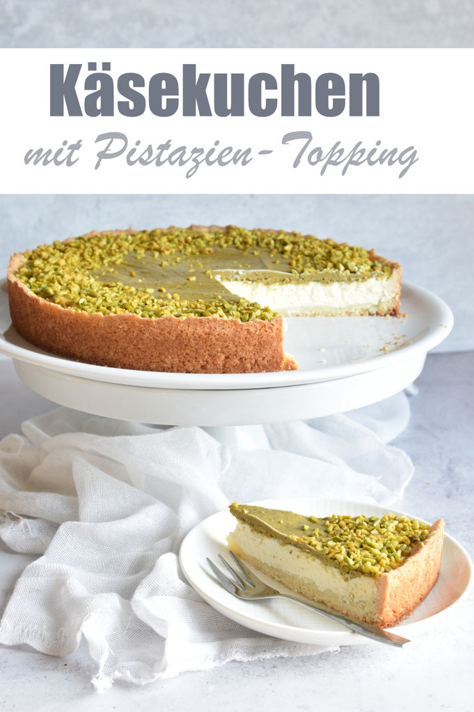 Käsekuchen mit einem Topping aus Pistazienmus und weißer Schokolade, einfach und unkompliziert, lecker