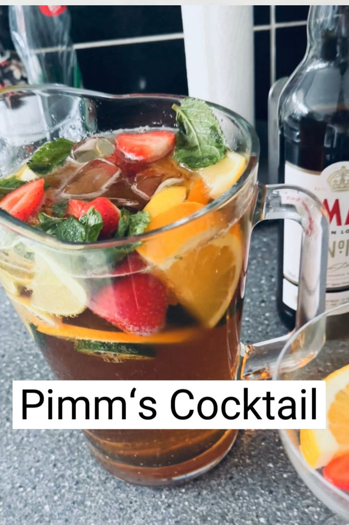 Pimm´s Cocktail mit Früchten und Zitronenlimonade, britisches Getränk, Daydrinking, Sommergetränk, einfach und lecker