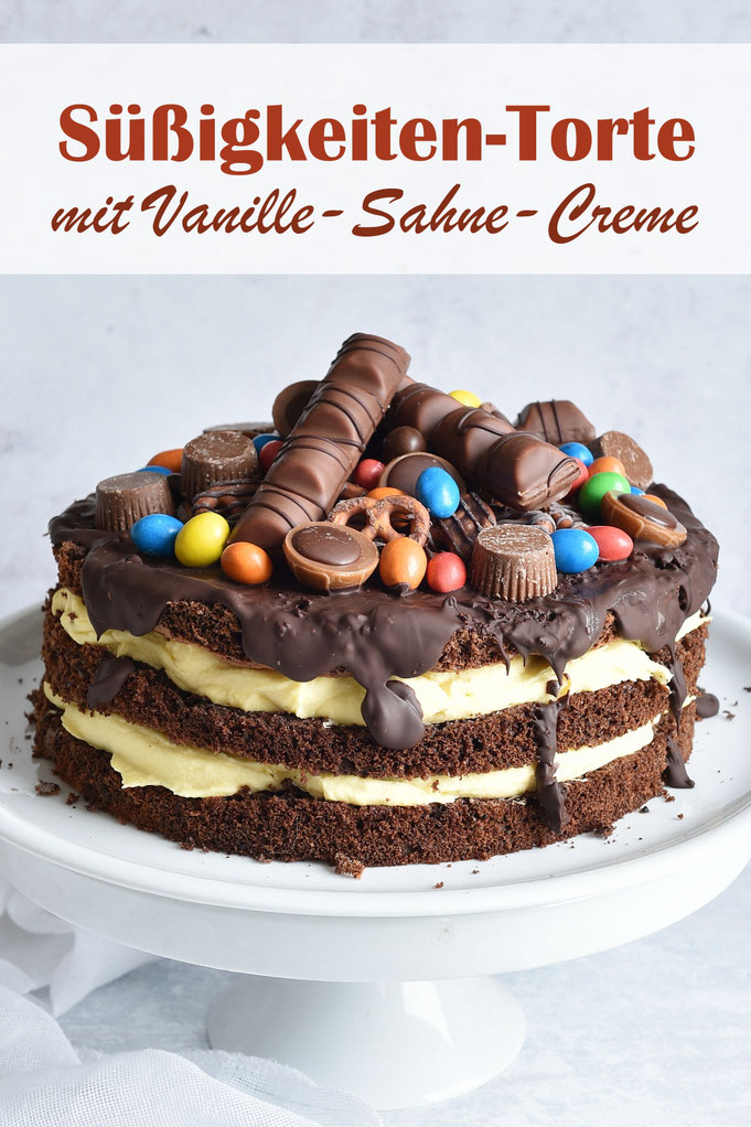 Süßigkeiten Torte, Geburtstagstorte mit Schoko-Biskuitboden und Vanille-Sahne-Creme in der Mitte, oben drauf ein Schwung Süßigkeiten nach Wahl, Thermomix
