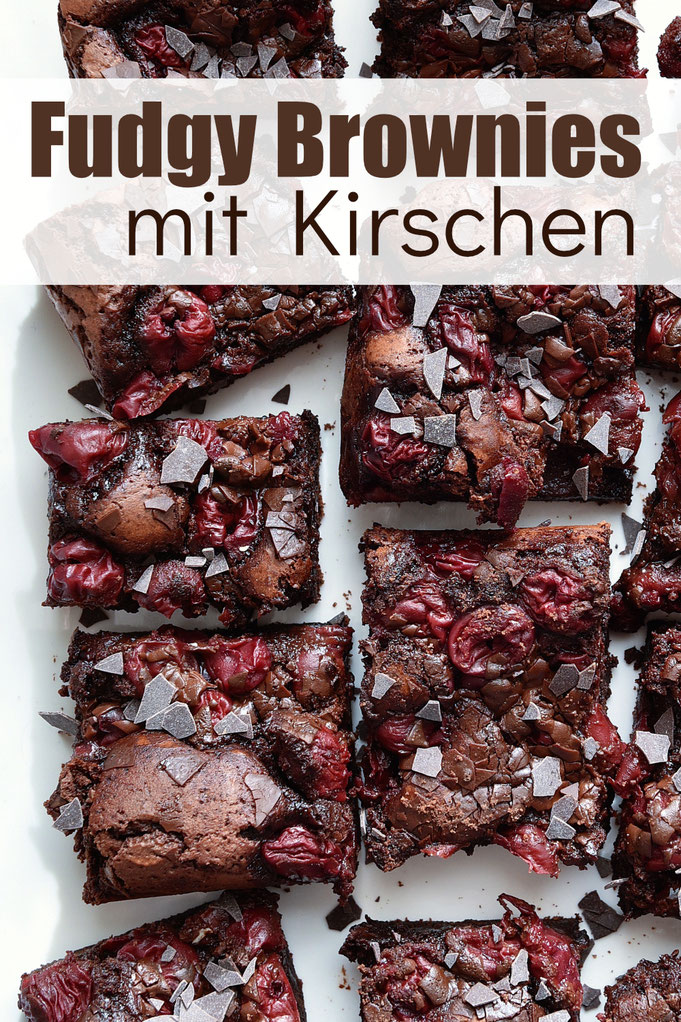 Fudgy Brownies mit Kirschen, schön klitschig innen, fruchtig durch die Kirschen, super schokoladig, klassisches Brownie Rezept mit Eiern und Zartbitterschokolade, glutenfrei möglich, Thermomix