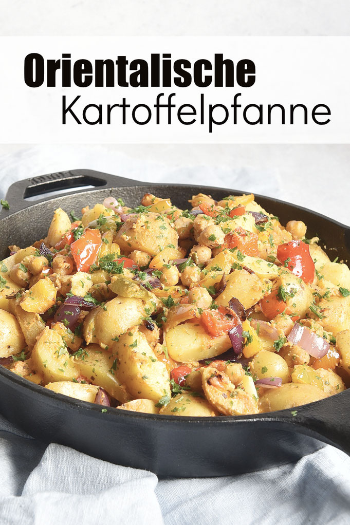 Orientalische Kartoffelpfanne mit Paprika, Zwiebel und Kichererbsen, eine Marinade aus Tahin und Sirachasoße und serviert mit Tzatziki