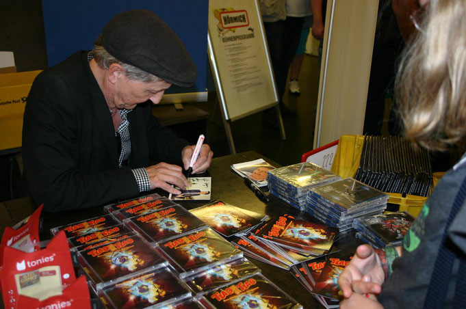 Santiago Ziesmer (u.a. SpongeBob, Steve Urkel, Tiao Tiao) gab 2018 fleissig Autogramme am Stand von Pop.de und war live auf der Bühne mit Tiao Tiao und John Sinclair.