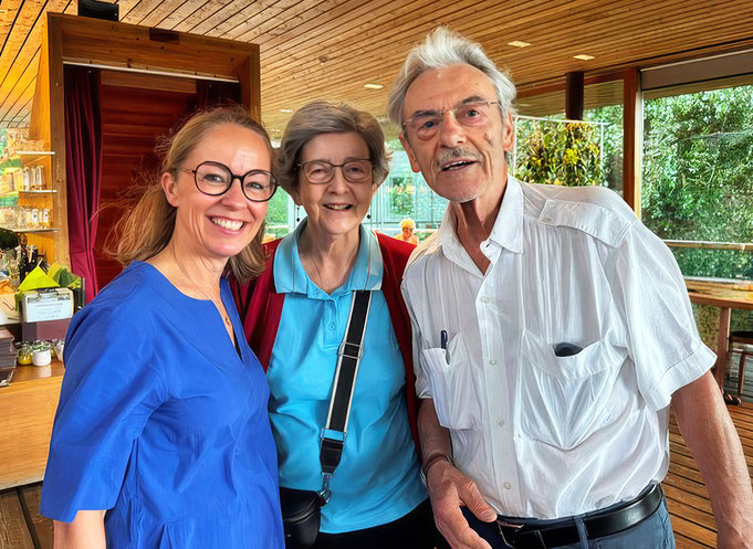 Familientreffen: Tochter Veronika Springer, Schwester Florentine und Geburtstagskind Roland Gatterwe (v. li.)