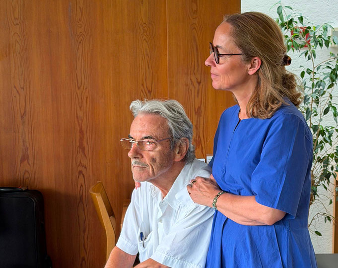 Der sichtlich gerührte BigBandFormation-Chef Roland Gatterwe mit Tochter Veronika