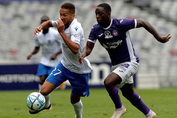 Mis au placard à La Gantoise, Deiver Machado (à droite) n'avait plus joué depuis juin 2019 avant de rejoindre le TFC, où il est devenu un titulaire immédiat ; il fait partie des trois Colombiens de L2 avec les Amiénois Mendoza et Otero