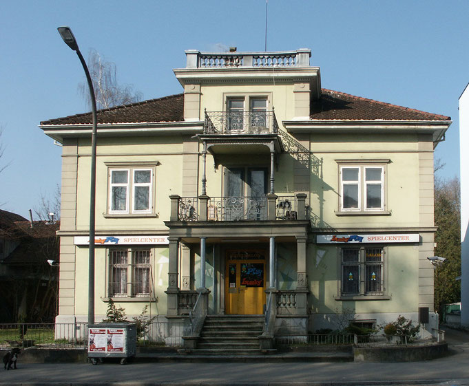 Ein Foto der Villa um 2000 herum