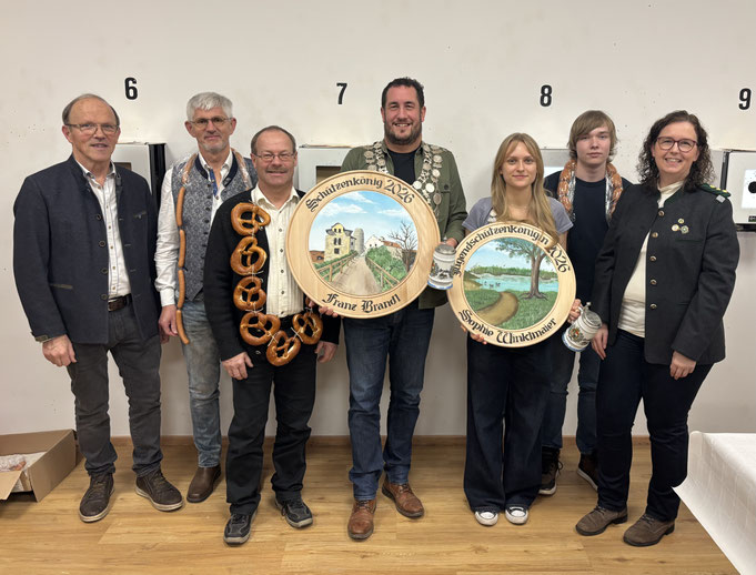 v.l.n.r.: stv. BGM Sebastian Kügel, 2. Schützenkönig Günther Möckel, 3. Schützenkönig Ernst Rauchenecker, Schützenkönig Franz Brandl, Jugendkönigin Sophie Winklmaier, 3. Jugendkönig Luis Wittmann, Schützenmeisterin Susanne Fritsch