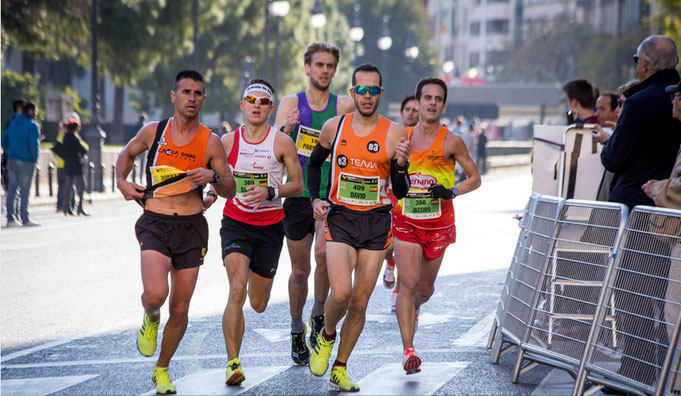 Steffen läuft 02:32:52 Stunden beim Marathon Valencia Trinidad Alfonso - hier bei Kilometer 30 (Foto: www.tufotocorriendo.com)