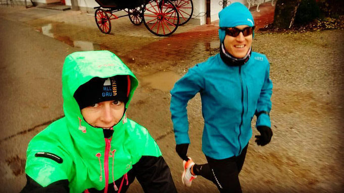 Freundin Moni begleitet Steffen beim Training auf dem Bike - hier beim letzten Tempodauerlauf über 15 Km in 53:53 Minuten.