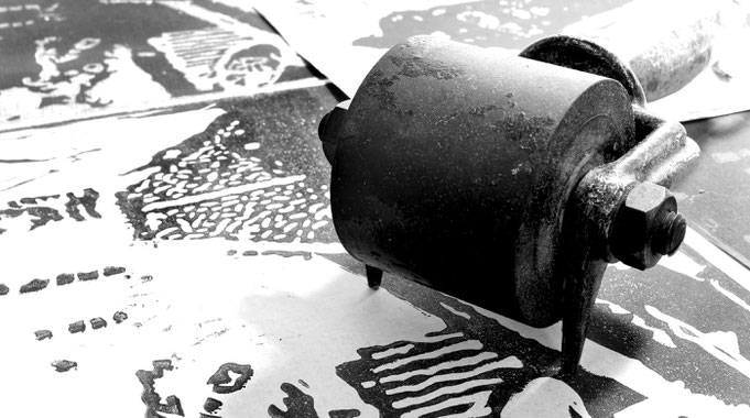 Workshops für Druckgrafik, Siebdruck, Linolschnitt, Monotypie, Papierschöpfen rund um Oldenburg und Bremen.