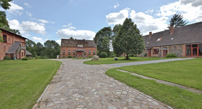 Blick auf den Dreiseitenhof. In der Bildmitte das Verwalterhaus, rechts das Wirtschaftsgebäude mit den Ferienwohnungen, links die Scheune mit Ferienwohnung.