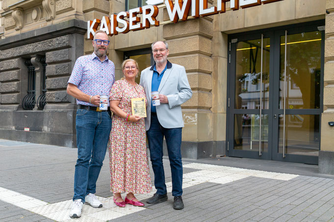 Spendenübergabe vor dem Kaiser-Wilhelm-Museum: (li.) Stefan Marotz (Geschäftsführer Bürgergesellschaft Stadtmitte e.V.), Antje Ditz (Vorstandsmitglied Kengerdruum Krieewel) sowie "Siggi" Leigraf (Vorsitzender BG Stadtmitte e.V.).