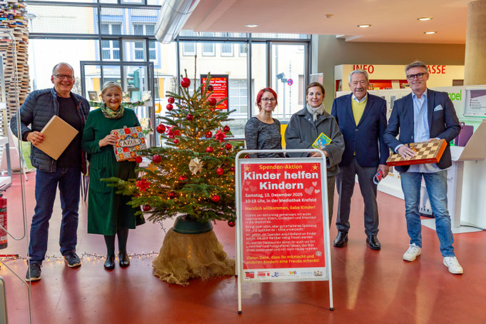 Peter Lengwenings und Brigitte Schäfers/Freunde & Förderer der Mediothek Krefeld e.V., Dr. Lisa Beutelspacher/Mediothek, Tanja Kirsch-Boy/Schlaue Löffel, Dr. Robert Schäfer/Kengerdruum Krieewel, Jochen Rausch/Bürgerstiftung Krefeld.