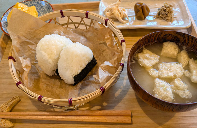 ご高齢や小食のお客様にも食事を楽しんでほしいとメニューに加えた「おにぎり定食」