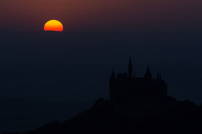 Sonnenuntergang an der Burg Hohenzollern zur Sommersonnenwende.