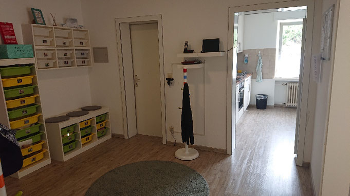 Flur/Eingangsbereich mit Blick auf die Räume: Badezimmer und Küche
