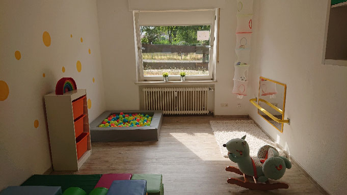 Kleiner Spielraum mit Bällebad, Lauf-Lern-Spiegel, Bausteinen, Schaukeltier
