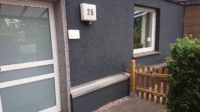 Eingangstür und abgesperrter Außenbereich zum Abstellen von z.B. Fahrrädern