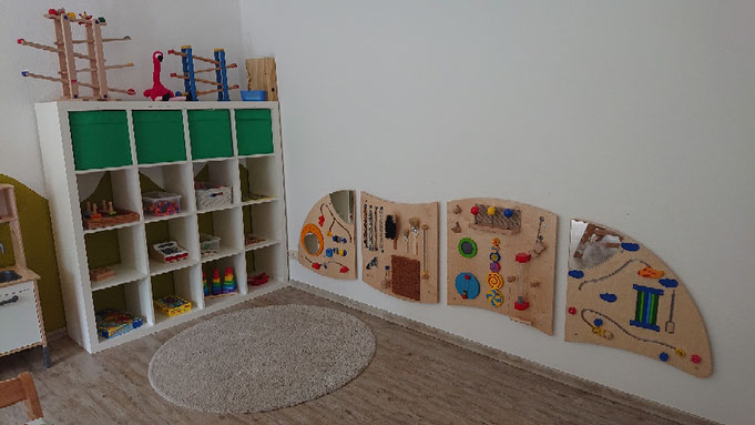 Spieleregal und große Motorik-Entdecker-Wand