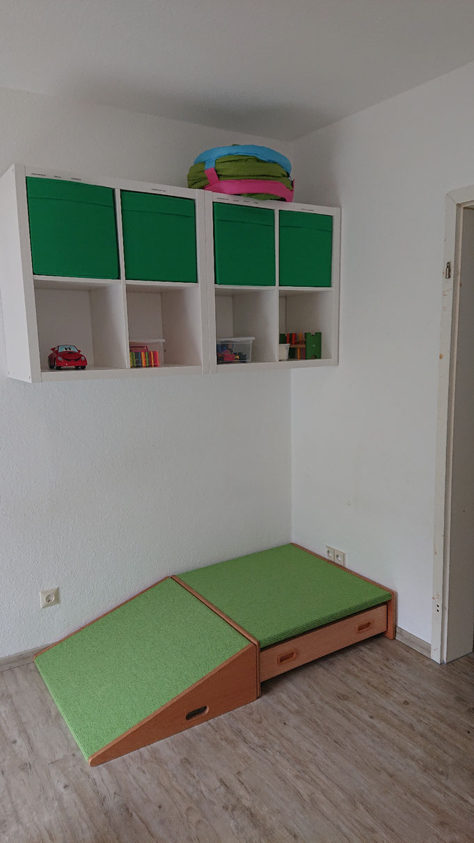 Unsere Rampe zum Laufen und hängendes Regal mit Spielmaterialien 
