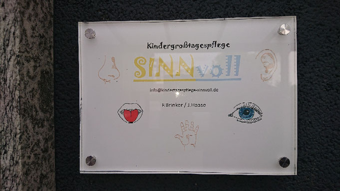 Eingangsschild der Kindergroßtagespflege mit Logo