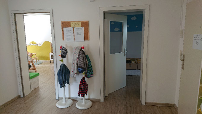 Flur, mit Blick auf einen Spielraum und den Schlafraum