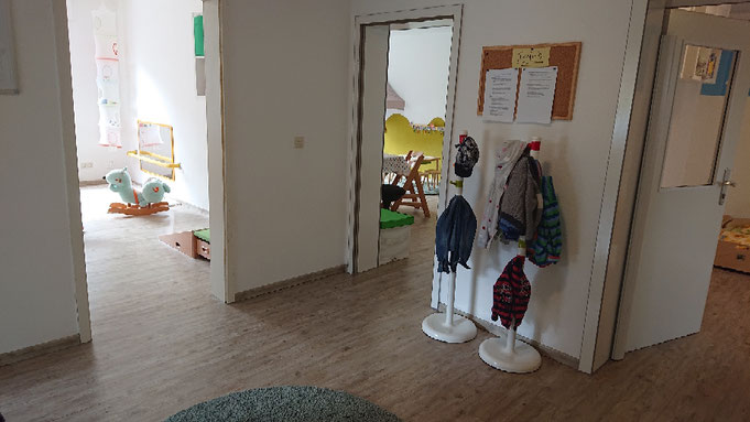 Flur mit Blick auf die beiden Spielräume und den Schlafraum